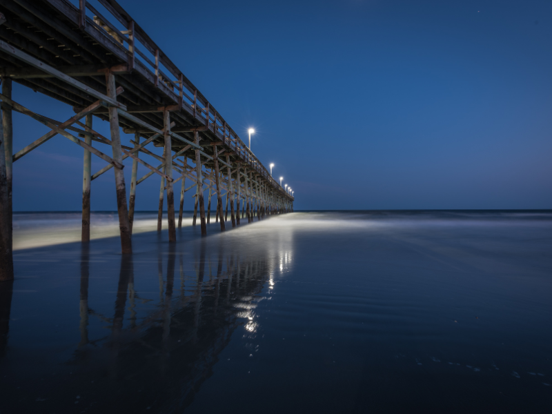 ocean isle beach pier at night